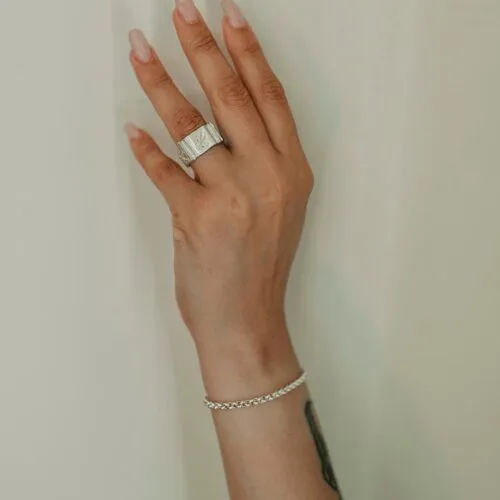 Anel Rainier com gravação manual de uma letra